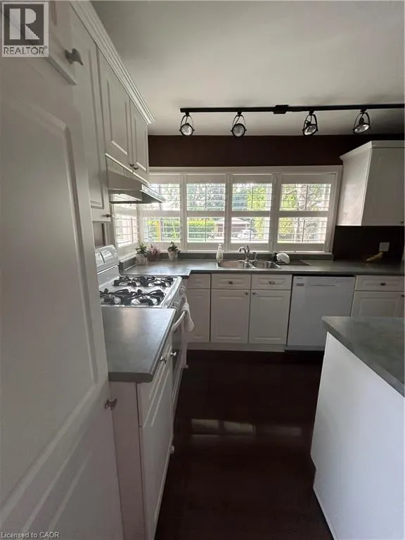 34 QUEENSWAY Drive