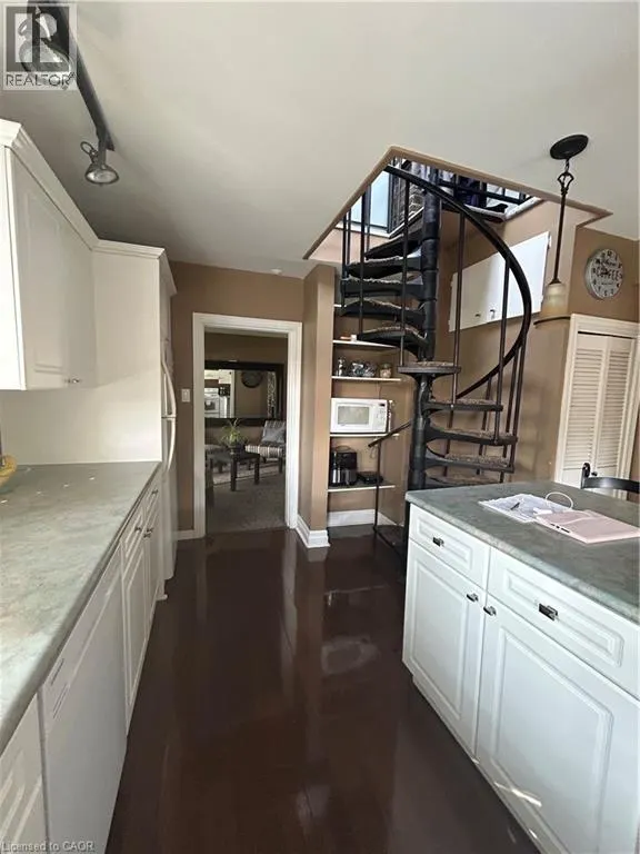 34 QUEENSWAY Drive