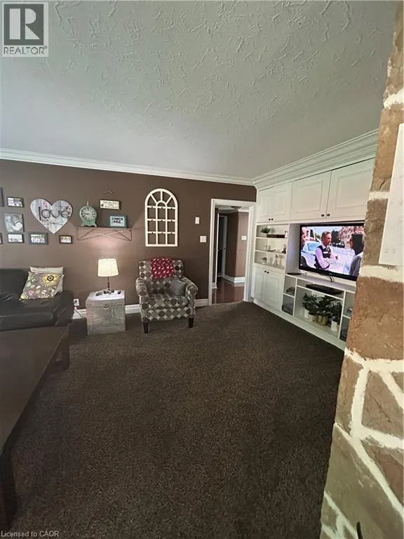 34 QUEENSWAY Drive