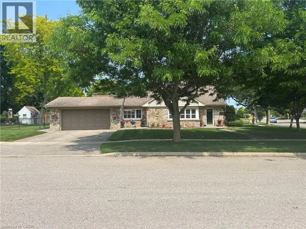 34 QUEENSWAY Drive