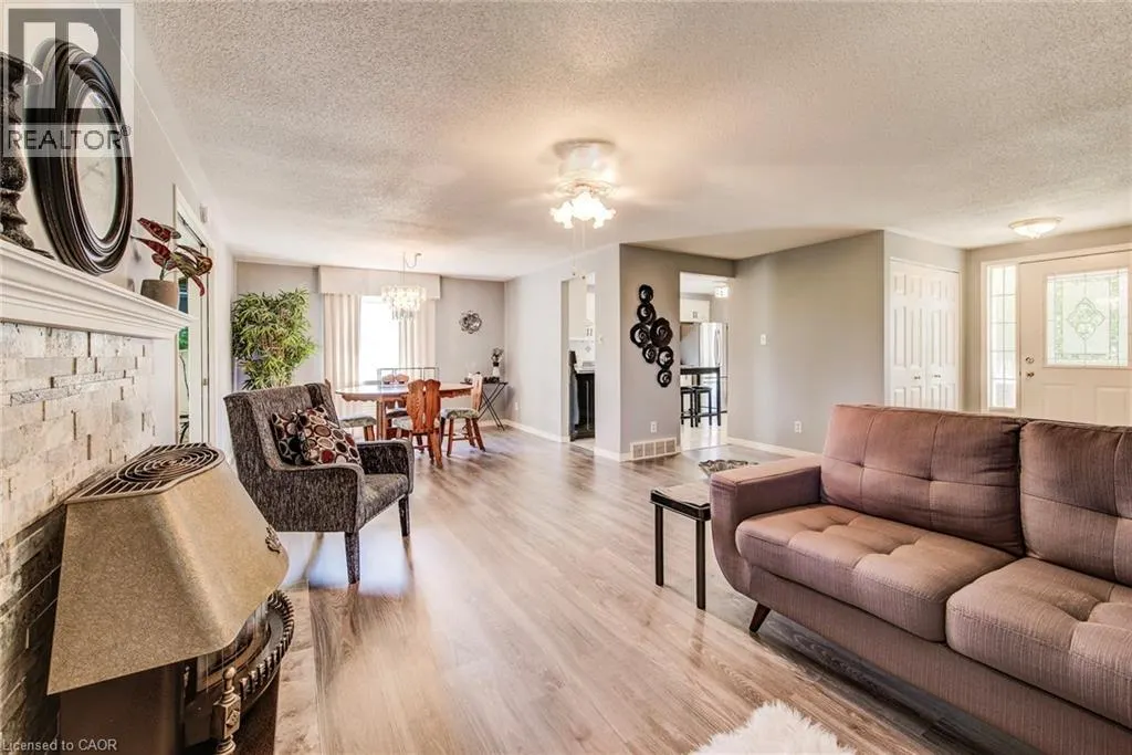 33 SUMMIT Crescent