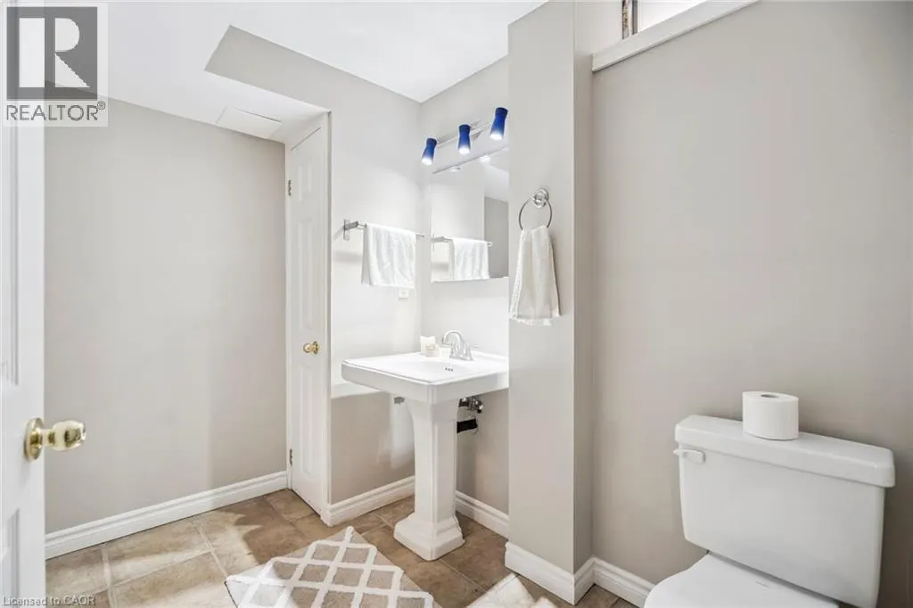 102 NISKA DR