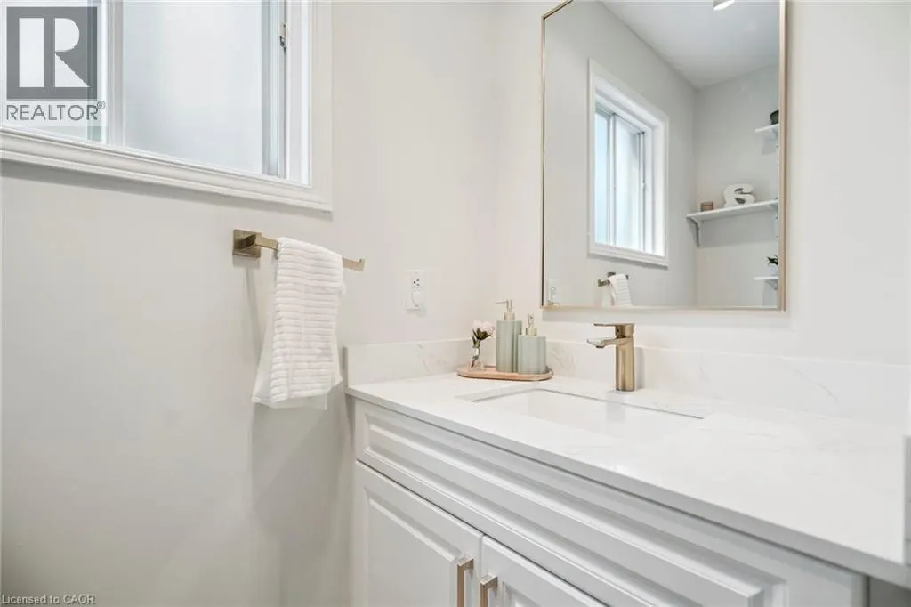 102 NISKA DR