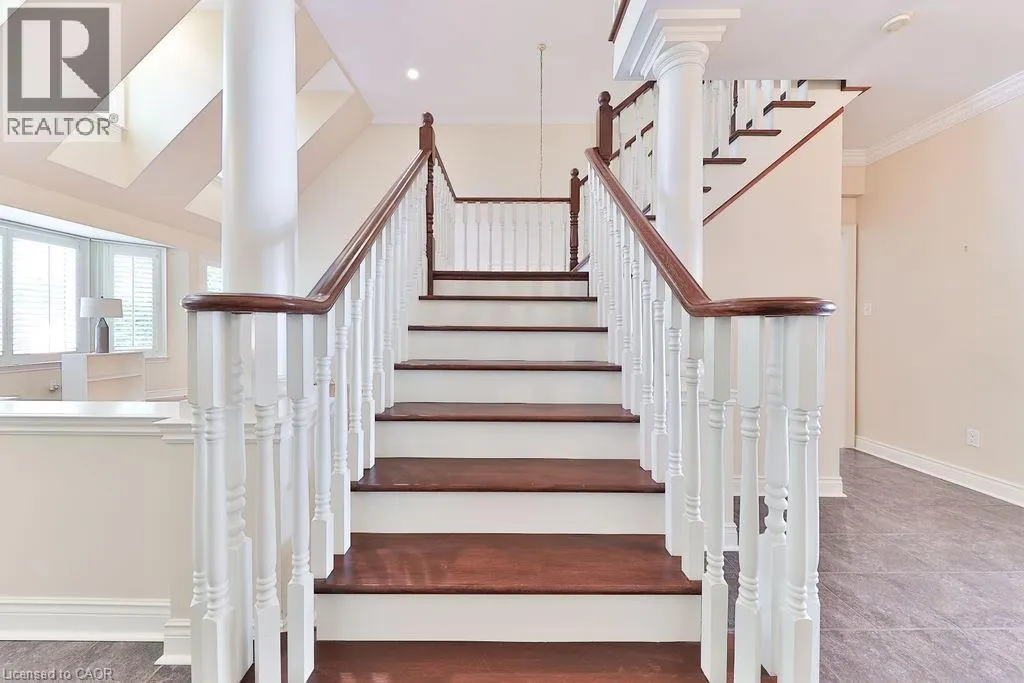 14 HOLYROOD Avenue