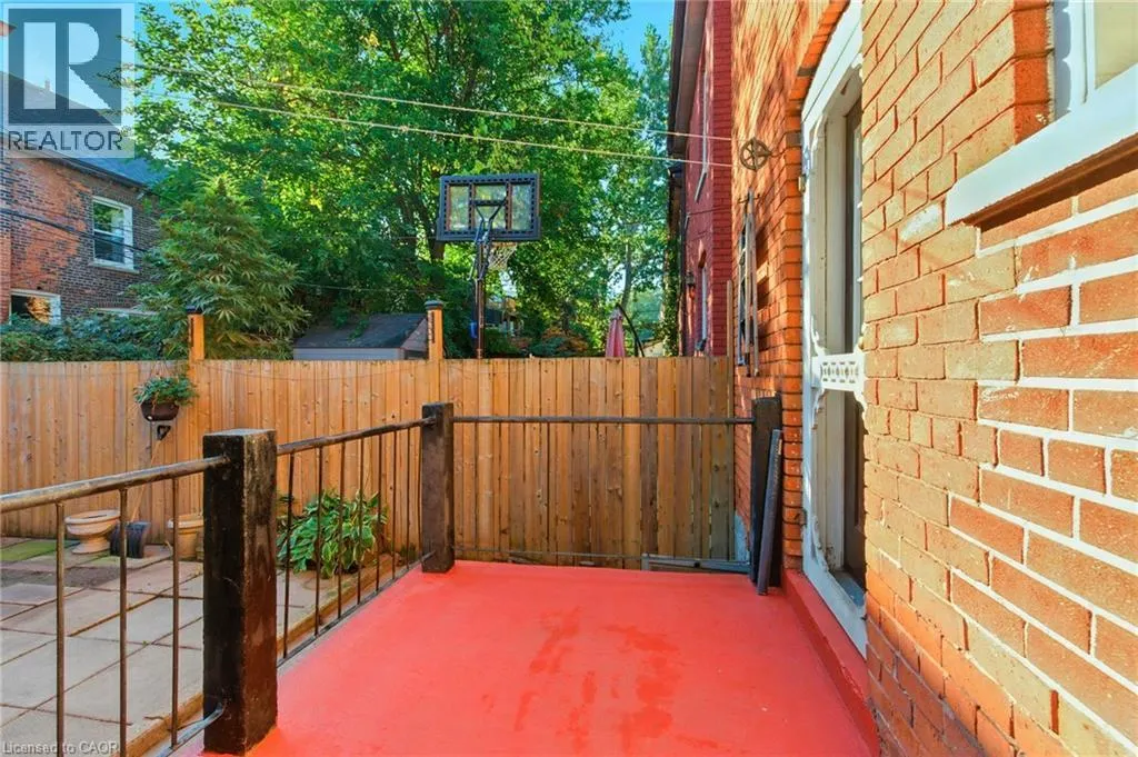 44 HOLTON Avenue N