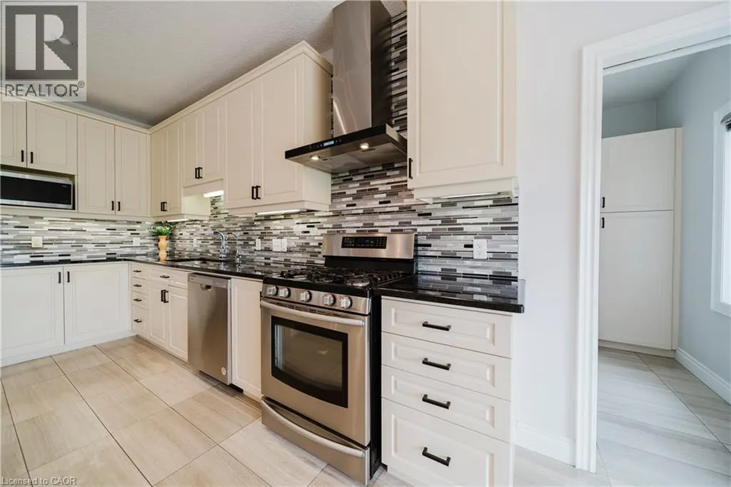139 SCHWEITZER Crescent