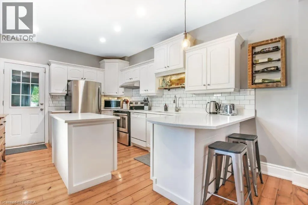 26 DUNDAS Street W