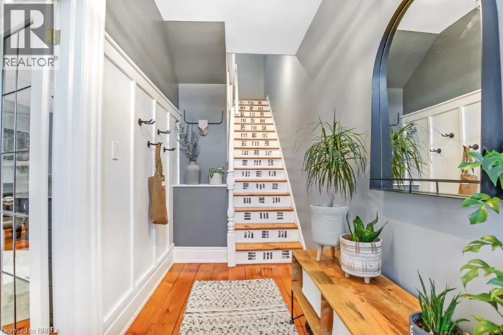 26 DUNDAS Street W