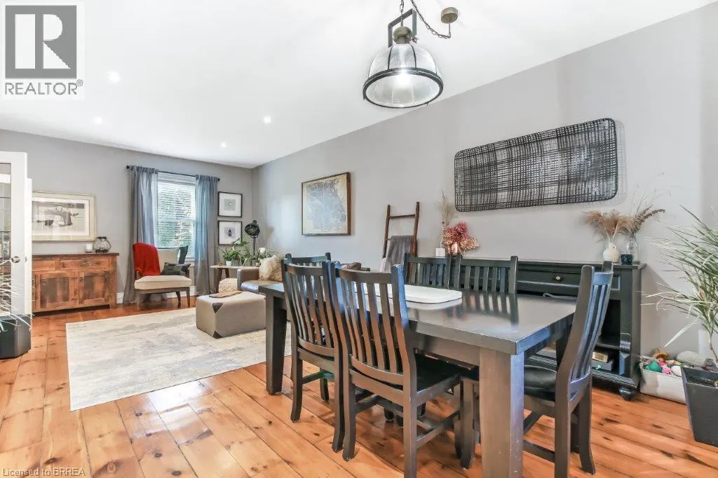 26 DUNDAS Street W
