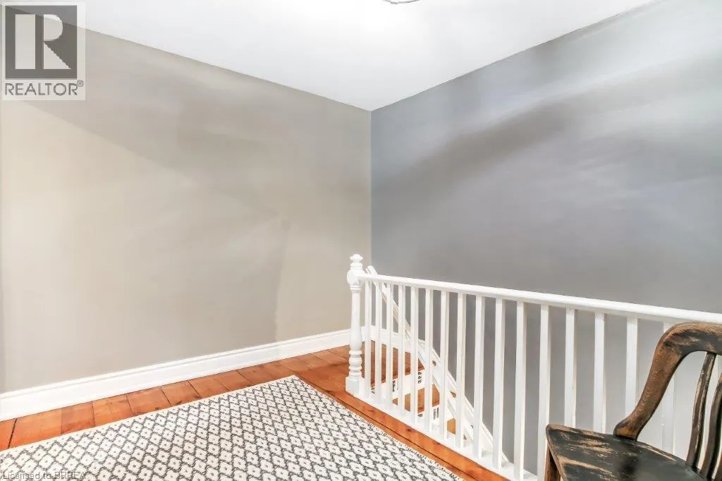 26 DUNDAS Street W