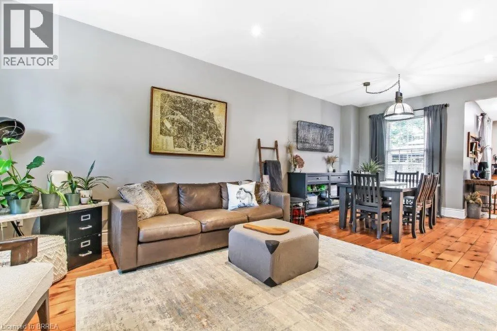 26 DUNDAS Street W