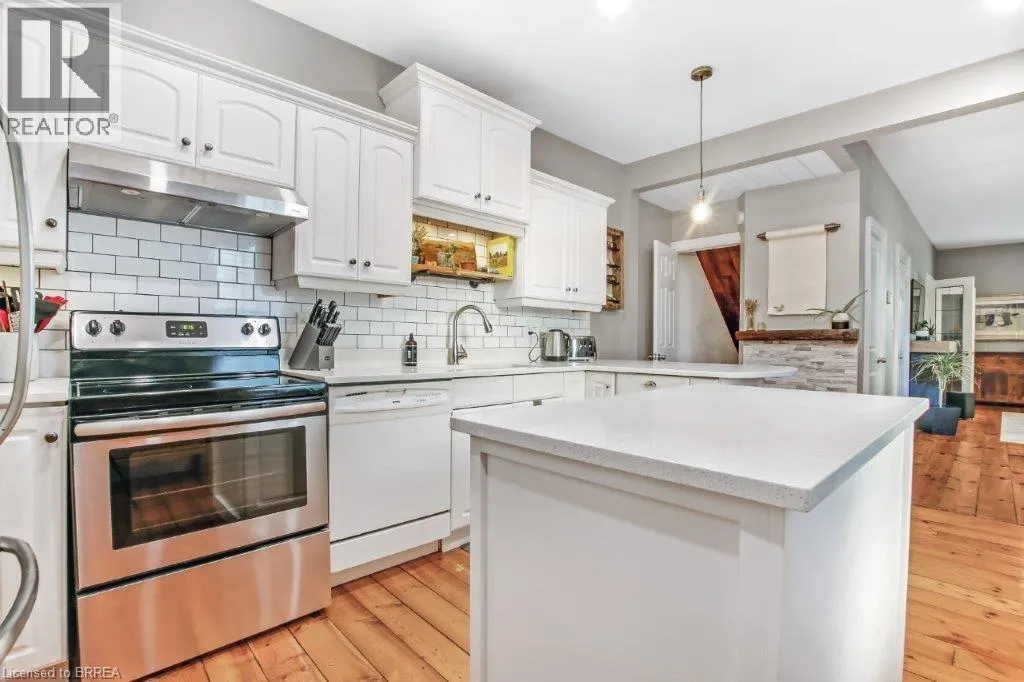 26 DUNDAS Street W