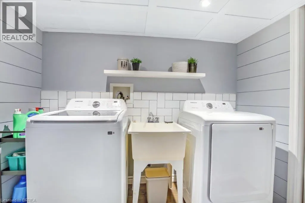 26 DUNDAS Street W