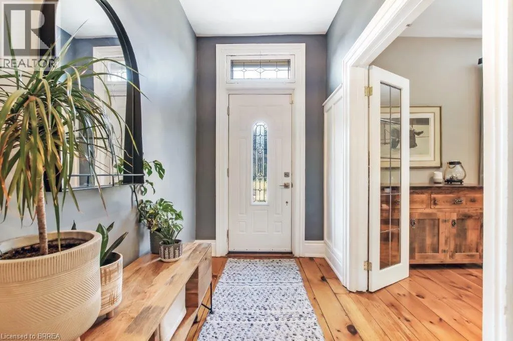 26 DUNDAS Street W