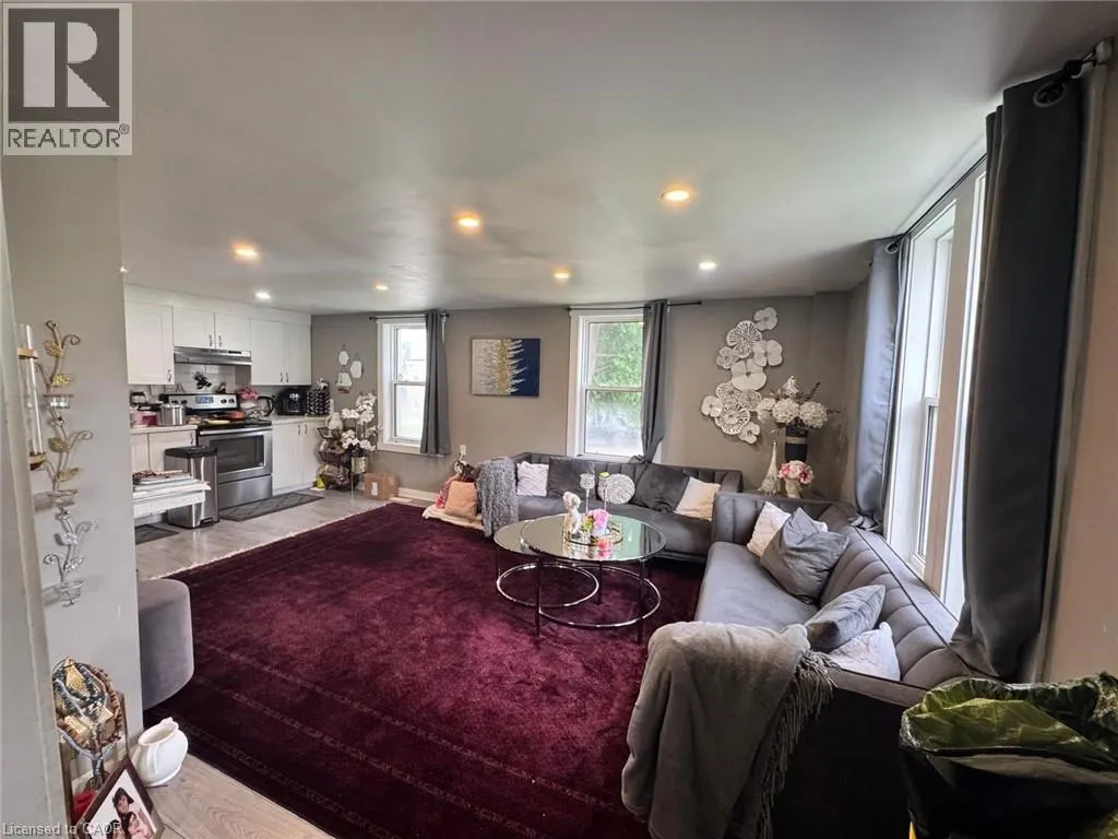 328 CENTRE Street S