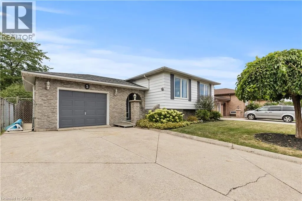 5 LYNWOOD Drive