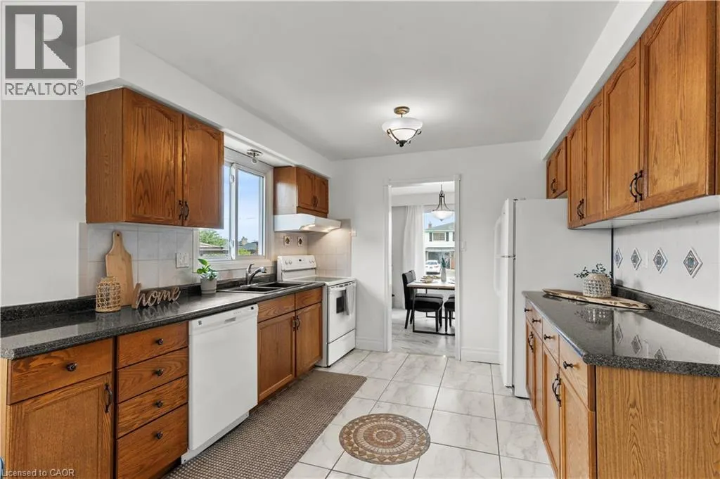 5 LYNWOOD Drive