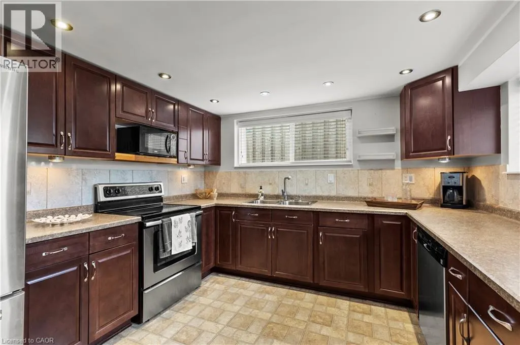 5 LYNWOOD Drive
