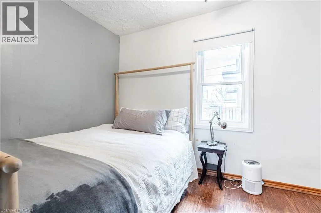 144 DUFFERIN Street E