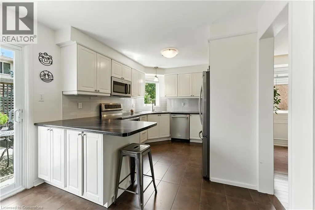 51 STRATHROY Crescent