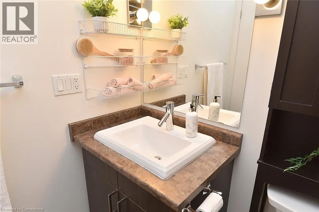 551 MAPLE Avenue Unit# 701, #701