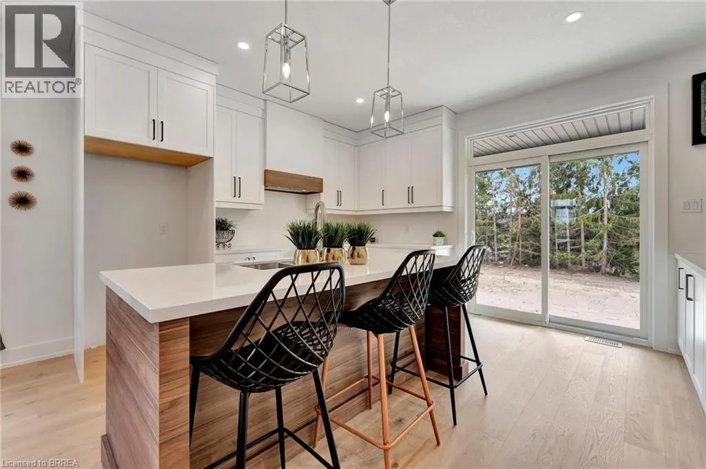 154 VANROOY Trail