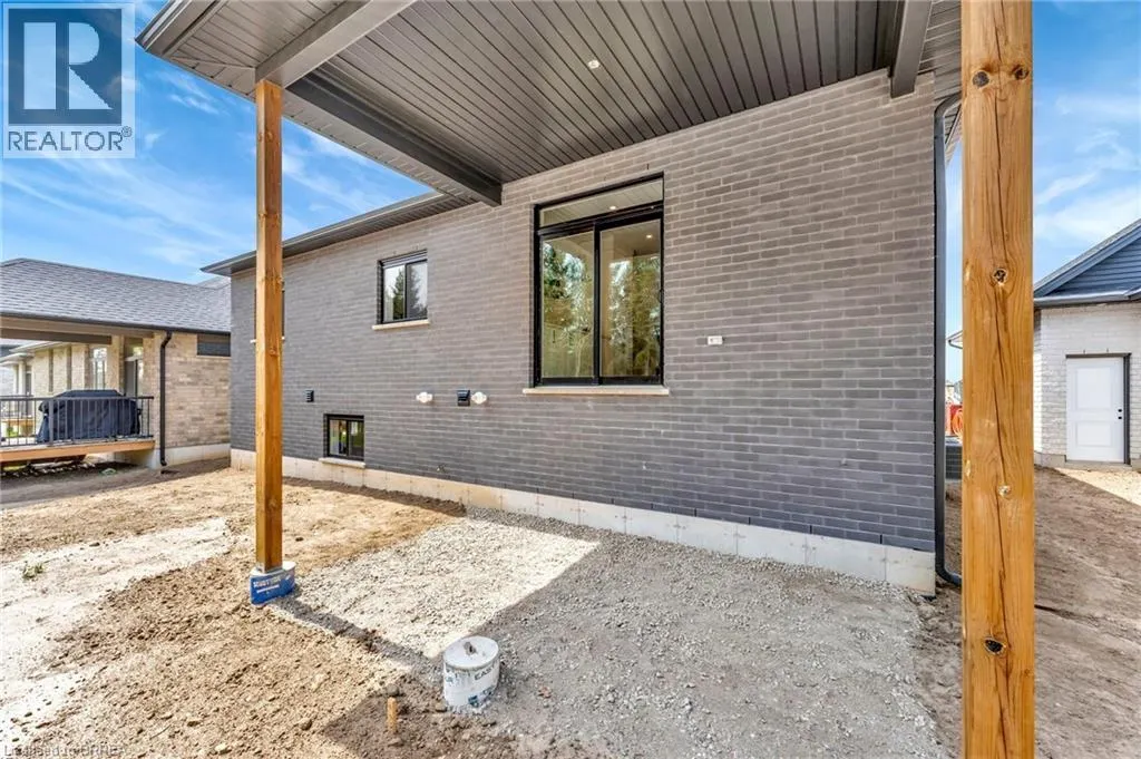 154 VANROOY Trail