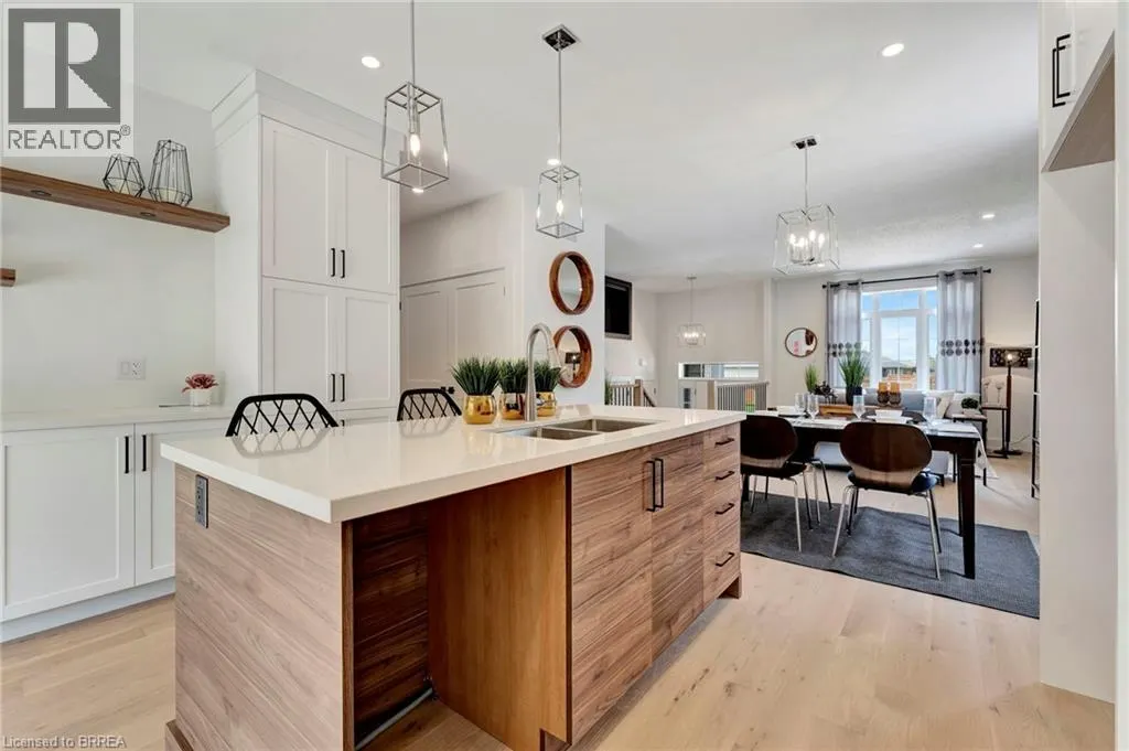 154 VANROOY Trail