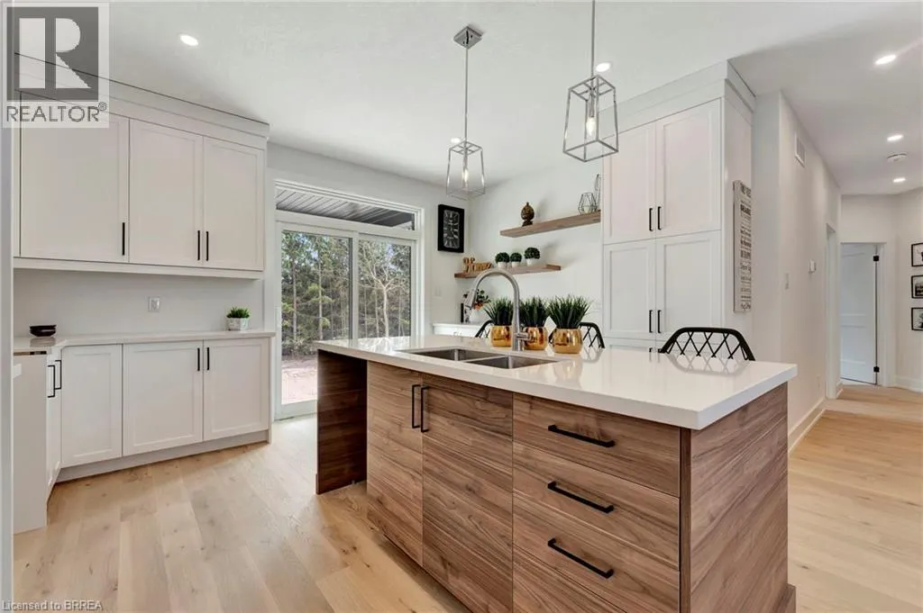 154 VANROOY Trail