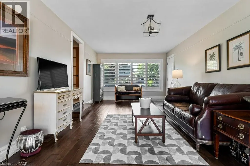 2 LYNNWOOD Avenue
