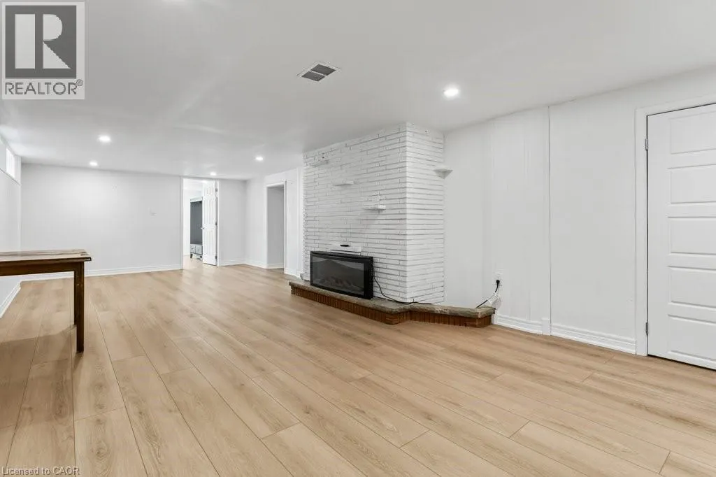 2 LYNNWOOD Avenue