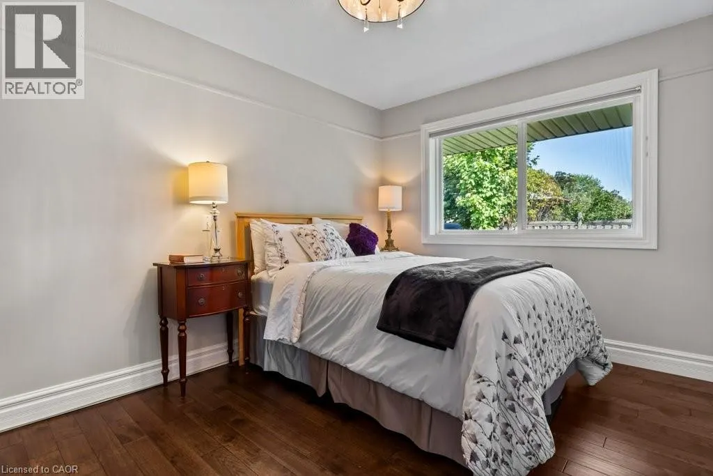 2 LYNNWOOD Avenue
