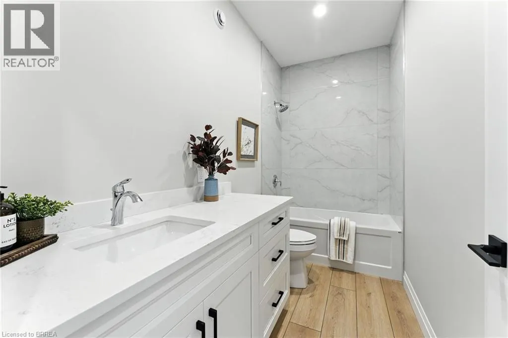 102 VANROOY Trail