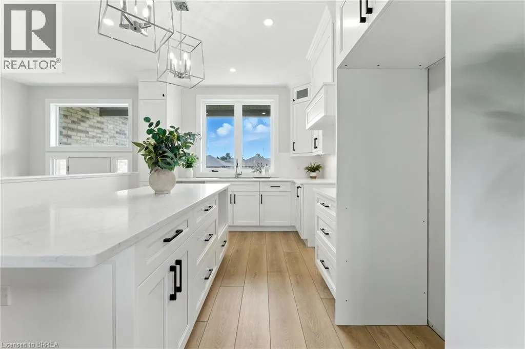 102 VANROOY Trail