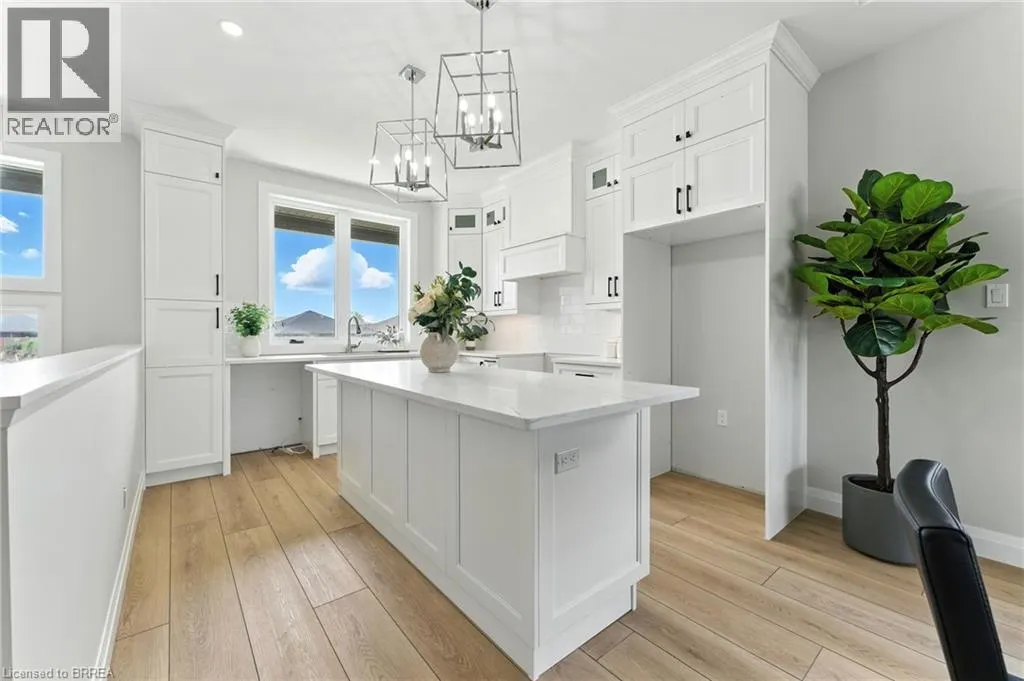 102 VANROOY Trail