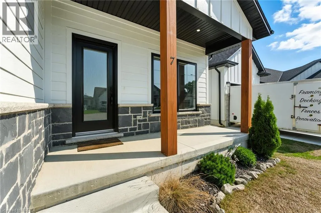 7 MACNEIL Court