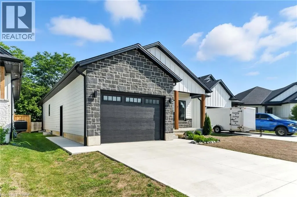 7 MACNEIL Court