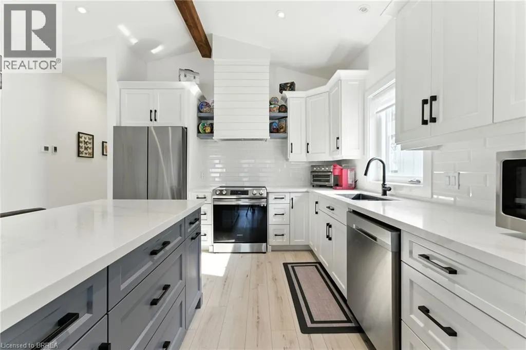 7 MACNEIL Court