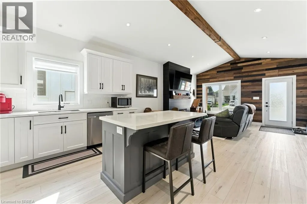 7 MACNEIL Court