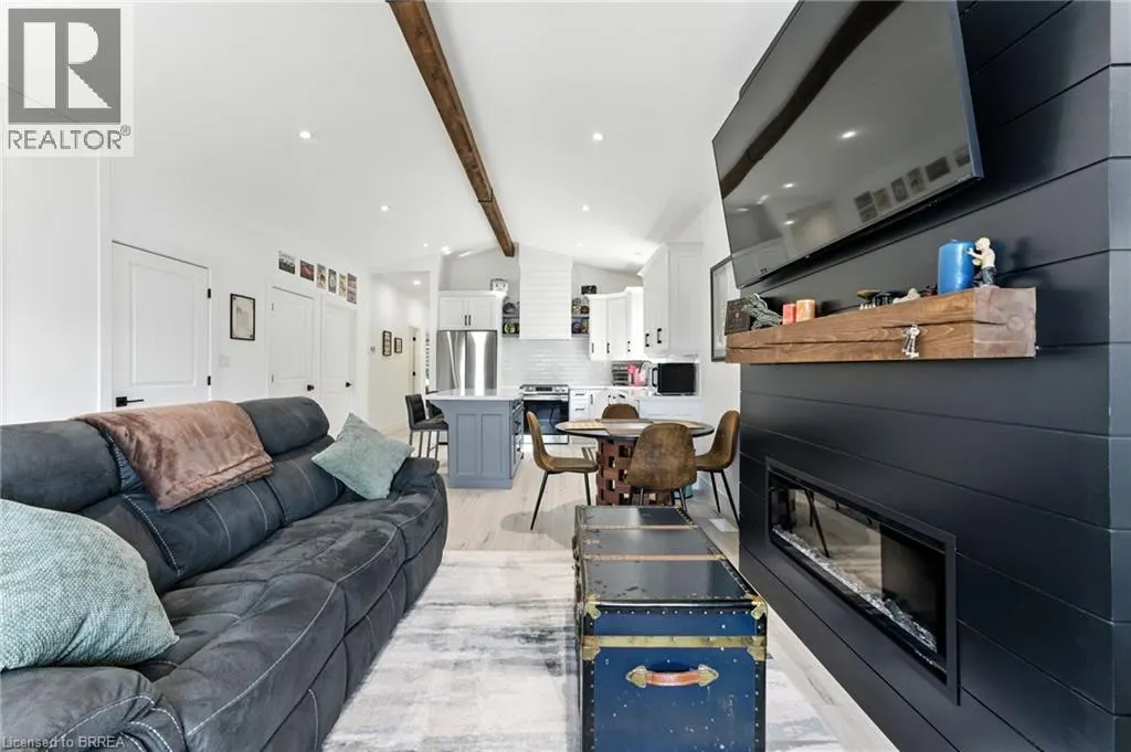 7 MACNEIL Court