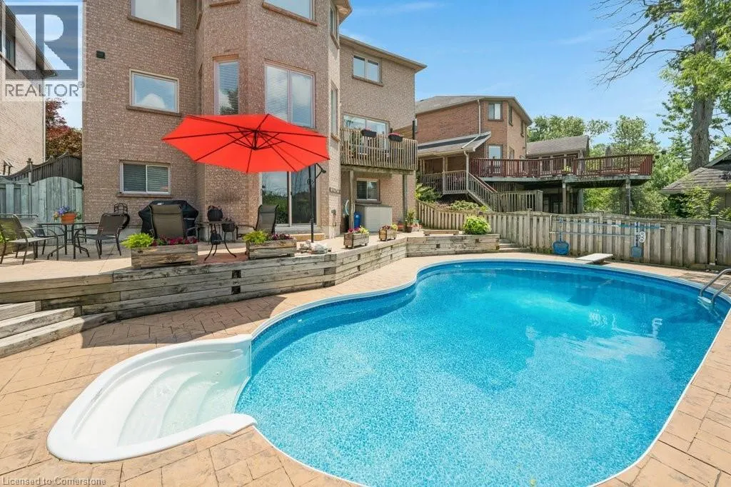 32 KINGFISHER Crescent