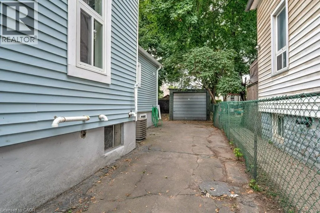 8 WHITFIELD Avenue