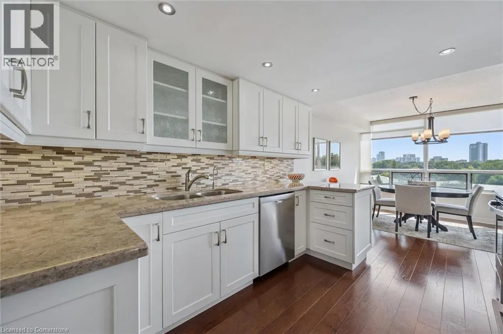 6 WILLOW Street Unit# 704, #704