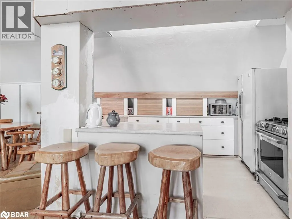 102-104 FARLAIN LAKE Road E