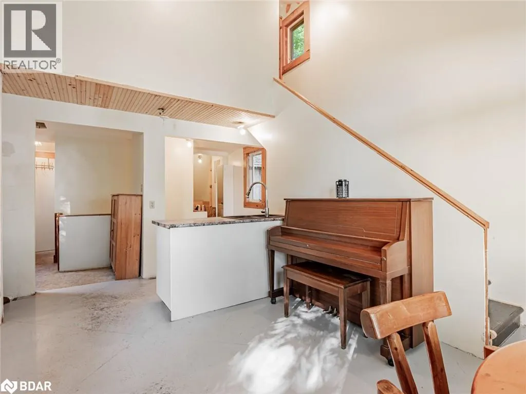 102-104 FARLAIN LAKE Road E
