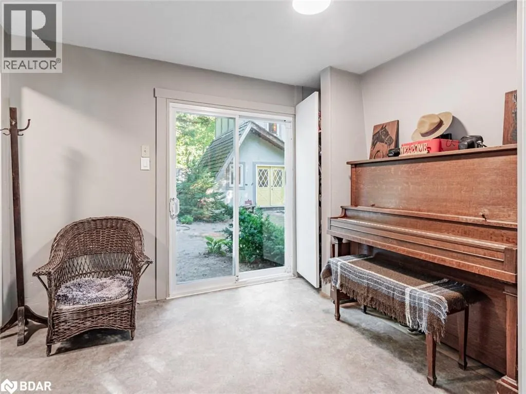 102-104 FARLAIN LAKE Road E