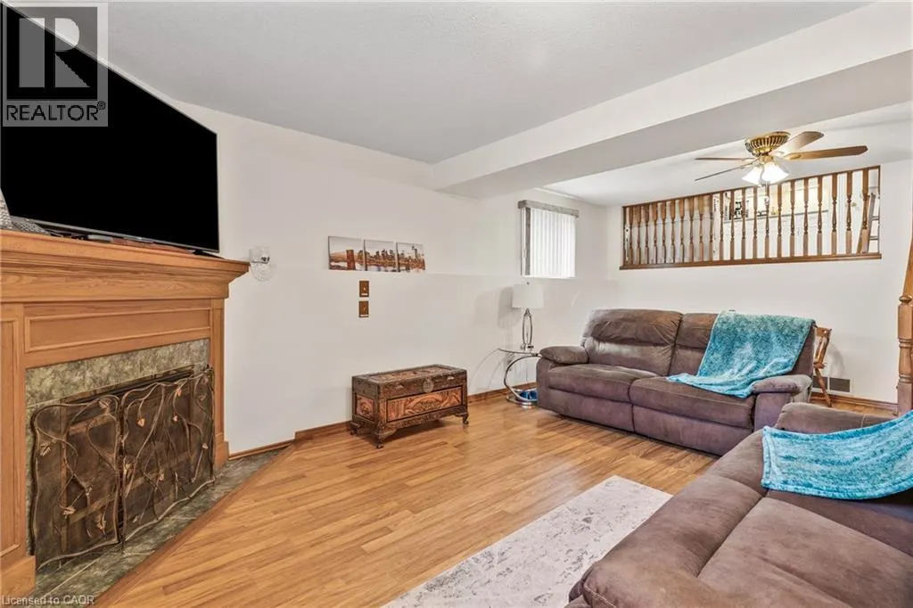 46 FOXHILL Crescent