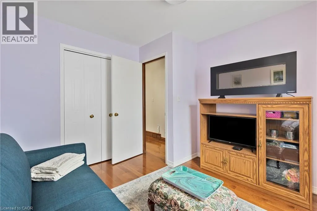 46 FOXHILL Crescent