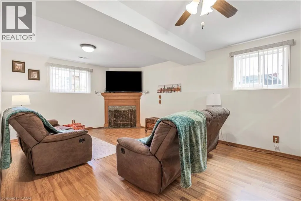 46 FOXHILL Crescent