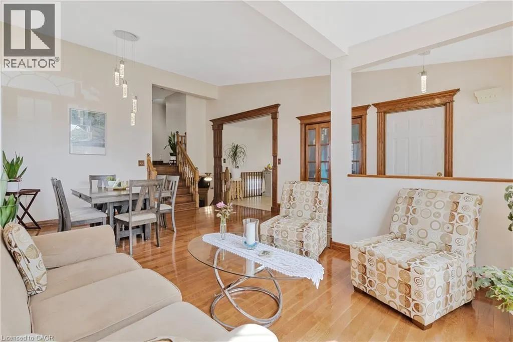 46 FOXHILL Crescent